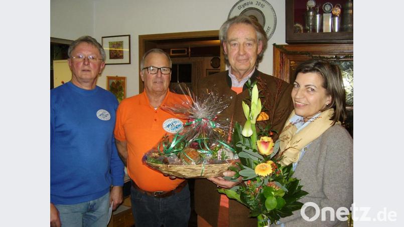 Als kleines Dankeschön überreichte Vorstand Walter Langhans Präsente an Gräfin von der Mühle-Eckart und Baron von Widersperg. Bild: exb