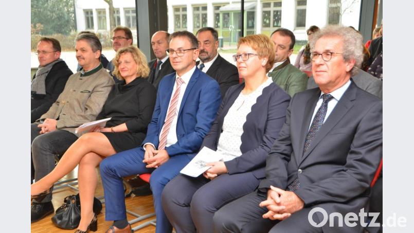 Am Nikolaustag wurde der neue Rektor Hubert Reil (Dritter von rechts) an der Pfalzgraf-Friedrich-Mittelschule in sein Amt eingeführt. Mit dabei war in der Gästeschar Vorgänger Alfons Raab. Bild: dob