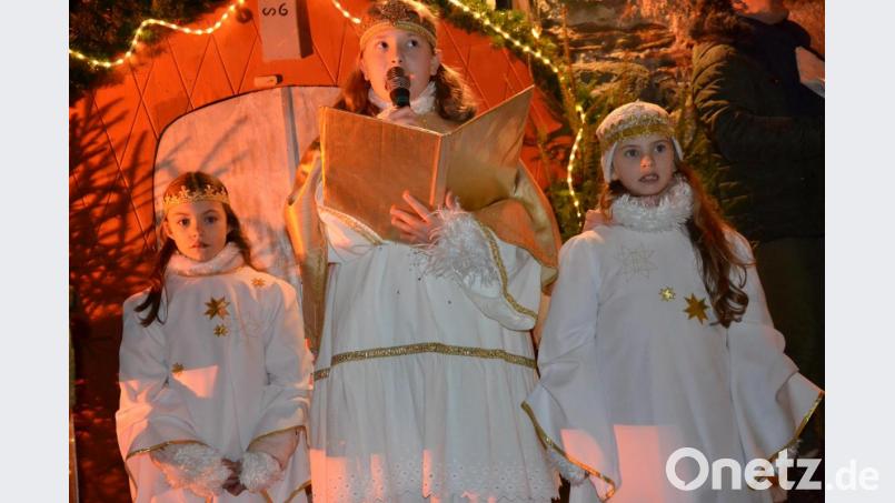 Christkind mit seinen beiden Engeln begrüßt die Kinder und lädt zum Markt ein. Bild: gi