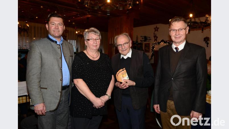 Bei den Andachten am Stadtweiher in den vergangenen zwei Jahren gingen bei Edeltraut Höhne (2. von links) gaben die Besucher für Bratwürste und Getränke freiwillig 550 Euro. Diesen Betrag gab Edeltraut Höhne symbolisch an Pater Reinhold Schmitt als Hausherrn auf dem Kreuzberg weiter. Bürgermeister Rainer Rewitzer versicherte, die Spende für Verschönerungen am Kreuzberg zu verwenden. Pfarrer Dieter Schinke (rechts) erhielt ebenfalls eine Spende. Bild: bey