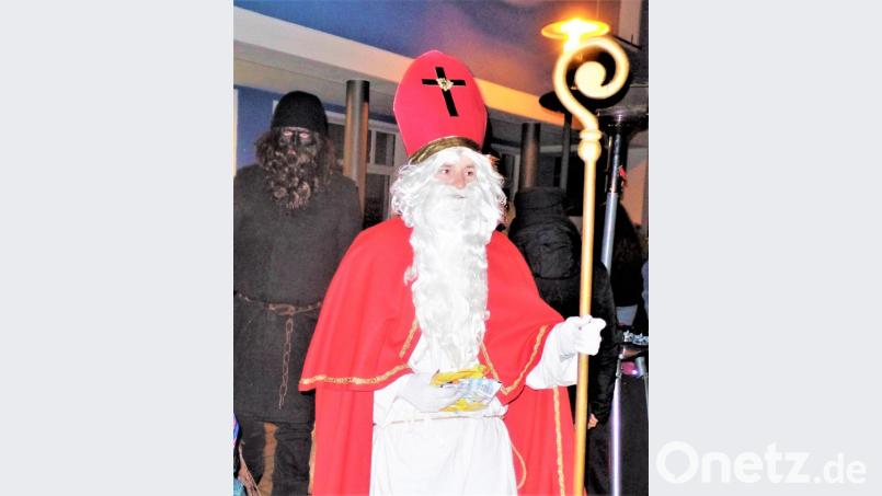 Geschafft! Nikolaus hat alle seine Geschenke an die Kinder verteilt. Gerade noch zwei Päckchen Bonbons sind für den Knecht Ruprecht hinter ihm und für sich übrig geblieben. Bild: jml