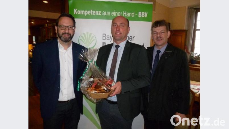 BBV-Kreisobmann Peter Beer (rechts) und Geschäftsführer Thomas Bayerl konnten mit dem Vorsitzenden des Bayerischen Milchförderfonds, Alfred Enderle (Mitte), einen Fachmann für die Ortsobmännertagung gewinnen. Bild: usc