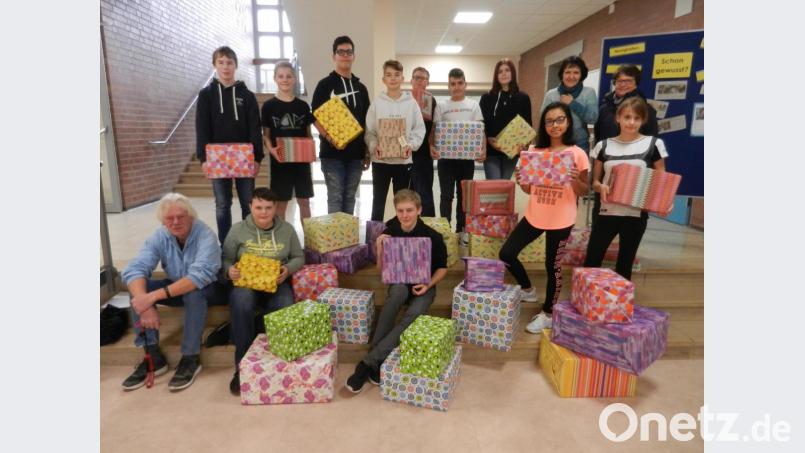 Schüler der Grund- und Mittelschule Pressath haben Päckchen für das Projekt &quot;Für das Leben und die Hoffnung&quot; gepackt. Bild: nn