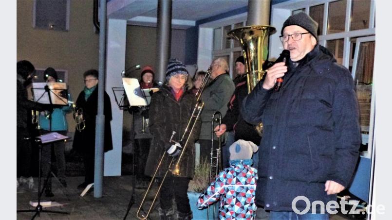 Bürgermeister Rudolf Götz eröffnet zusammen mit dem evangelischen Posaunenchor den Kohlberger Weihnachtsmarkt. Bild: jml