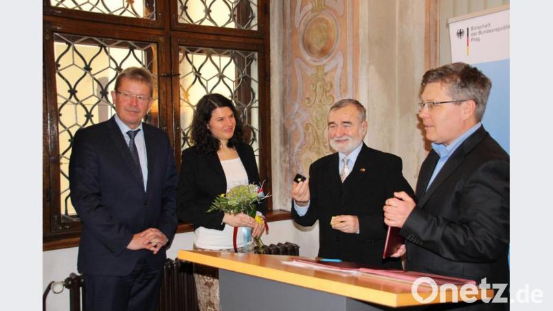 Stellvertretend für Václav Vrbík nahmen Alfred Wolf und Ida Pětioká das „Goldene Herz für Europa“ von den beiden Vorsitzenden des „Freundeskreises deutsch-tschechischer Verständigung“ Bohumil Řeřicha und Zdeněk Mack bei einer Feierstunde in der Deutschen Botschaft Prag im Lobkowitz-Palais entgegen. Bild: Reitmeier/exb