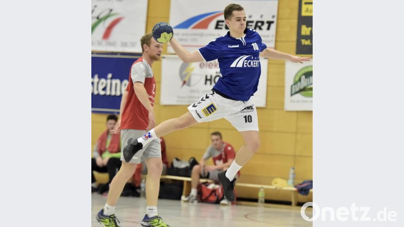 Der junge, schnelle und sehr quirlige Auerbacher Linksaußen Tizian Podlech (9 Tore) hat den Obertraublinger Rückraumspieler Jonas Bielmeier (links hinten) überlaufen und vollendet per Sprungwurf vom Gästekreis. Bild: Ziegler