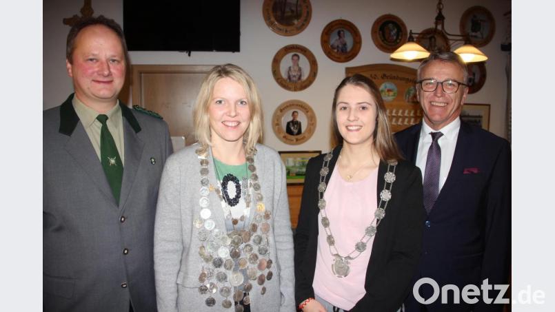 Maria Prockl und Claudia Döllinger sind die neuen Schützernkönige bei den &quot;Hubertusschützen&quot; Wondreb. Unser Bild zeigt (von links) Schützenmeister Bernhard Härtl, Claudia Döllinger, Maria Prockl und Bürgermeister Franz Stahl. Bild: kro