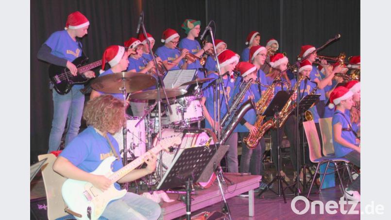 Die „Youngsters“ in voller Aktion. Die Nachwuchsmusiker geben in der Stadthalle so richtig gas. Bild: Schönberger, Ferdinand [fsb]