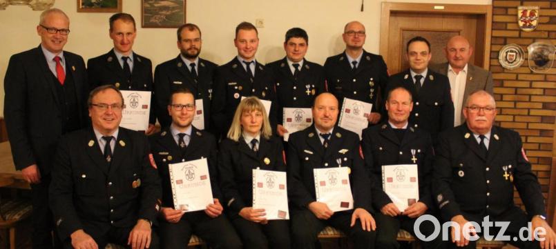 Verleihung von Urkunden und Abzeichen (vorn, von links): Kommandant Reinhard Bauer, Michael Luber, Anita Graf, Hans-Jürgen Graf, Ludwig Luber und Vorsitzender Paul Winklmann sowie (hinten, von links) Bürgermeister Bernhard Lindner, Florian Siegler, Florian Wismet, Matthias Siegler, Stefan Weiß, Christian Wiesneth, Kreisbrandmeister Michael Iberer und Kulturausschussvorsitzender Georg Götz. Bild: exb