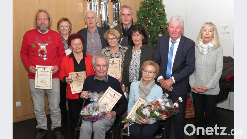 Der Bund der Berliner und Freunde Berlins ehrt langjährige Mitglieder. Das Ehepaar Weber (sitzend) ist seit 60 Jahren dabei. Bild: Dobmeier
