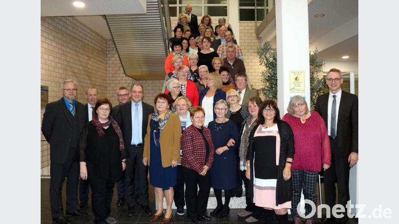 Gruppenfoto aller Jubilare und Ruheständler mit den Ehrengästen. Bild: Klinikum Fichtelgebirge/exb