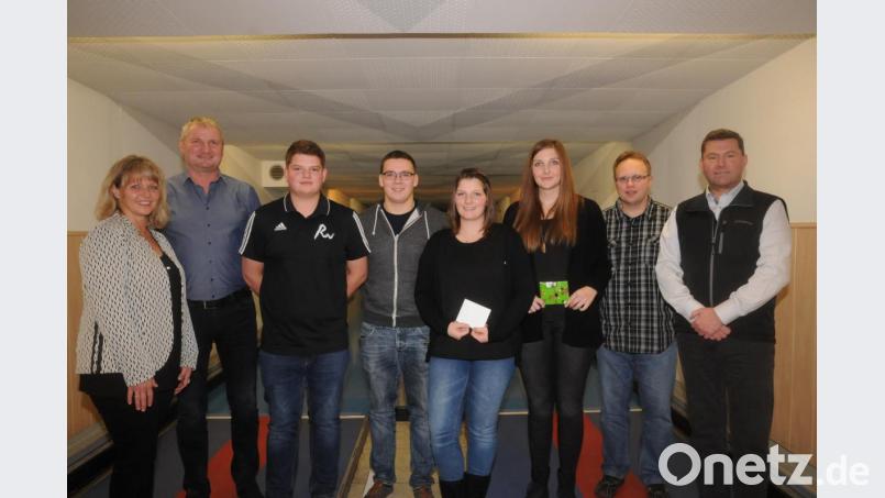 Martin Lorenz, Hans-Jürgen Schneider als Vorsitzende des Kegelclubs Rot-Weiß Pleystein (von links), Bürgermeister Rainer Rewitzer und Sportwart Marco Klotz (von rechts) freuen sich über die neuen Vereinsmeister. Bei der Herren fehlt die Nummer eins Stefan Reindl, Stefan Schneider, Raphael Moll, belegten Plätze zwei und drei. Bei den Damen gewann Johanna Schneider (Vierte von rechts) die Vereinsmeisterschaft, Zweitplatzierte ist Nicole Schneider (Dritte von rechts). Bild: bey
