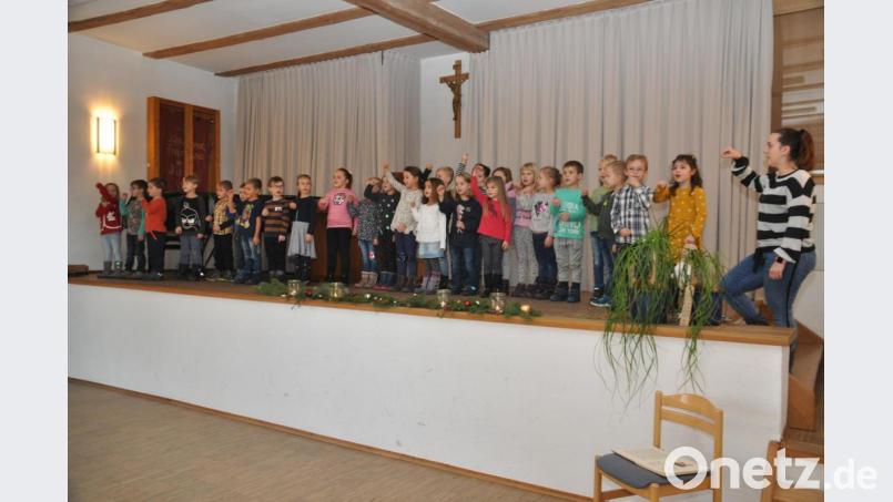 Kinder beim Liedvortrag Bild: ak