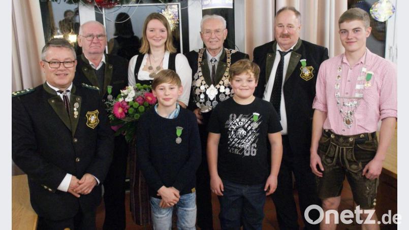 Oberschützenmeister Wolfgang Sennfelder (links) freut sich mit den neuen Würdenträgern (weiter von links): Zweiter Ritter Bernhard Neuhofer, Schützenliesel Susanne Bauer, Zweiter Jugendritter Timo Schlauch, Schützenkönig Xaver Auerbacher, Erster Jugendritter Kilian Kustner, Erster Ritter Ferdinand Winkelmann und Jugendkönig Ryan McBride. Bild: dop