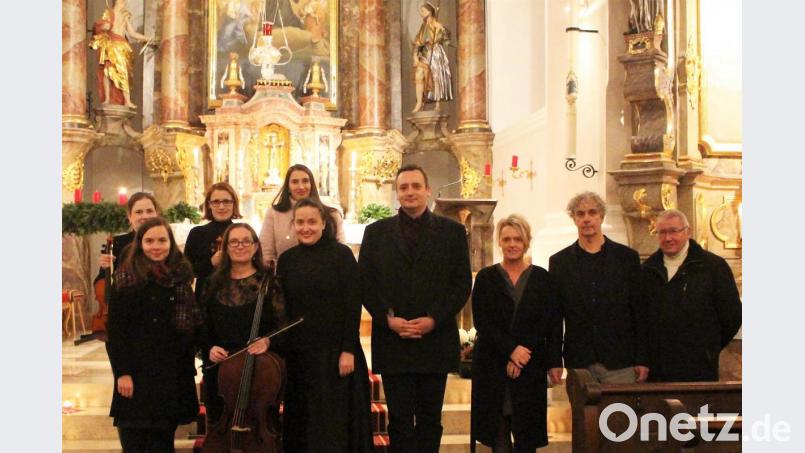 Kirchenpfleger Alfons Schorner, Robert Diem und Hanna Regina Uber begrüßen Vit Aschenbrenner (von rechts) und seine Musikerinnen des Kammerorchesters Consortium Musicum Pilsen in der Kirche St. Ägidius. Bild: dwi