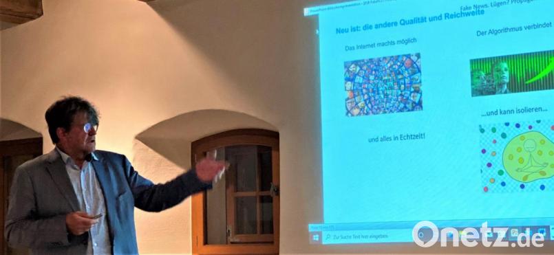 &quot;Fake News&quot;: Worum geht es und was wir tun können - diese Fragen beantwortet bei einem Kursabend in der Volkshochschule Eschenbach Studiendirektor a.D. Friedrich Wölfl. Bild: do