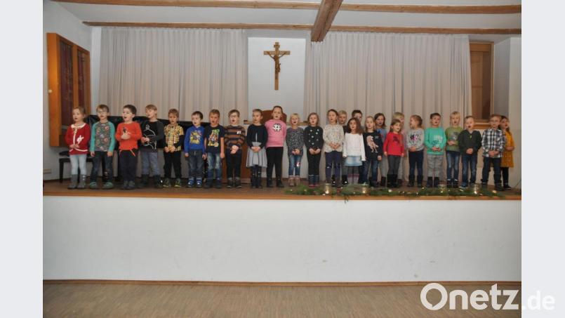 Kinder beim Liedvortrag Bild: ak