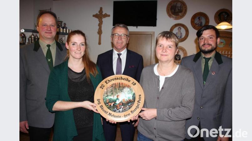 Die von Melanie Bäuml (Zweite von links) gestiftete Ehrenscheibe gewann Petra Stengel (Zweite von rechts). Mit im Bild Schützenkönig Bernhard Härtl (links), Bürgermeister Franz Stahl (Mitte) sowie Sportleiter Daniel Meisl (rechts). Bild: kro