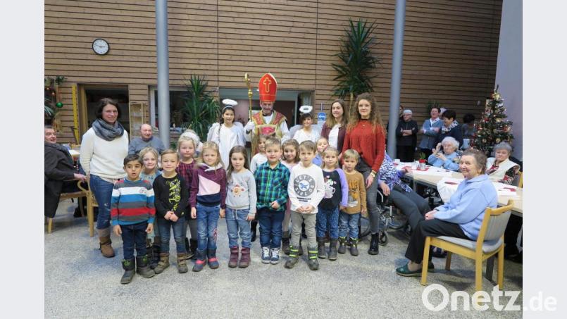 Der Nikolaus (Bruno Ponnath) mit seinen beiden Engeln und die Vorschulkinder der Kita Li-La-Löhle bereiteten den Senioren im Haus Falkenstein eine besinnliche Nikolausfeier. Bild: jzk