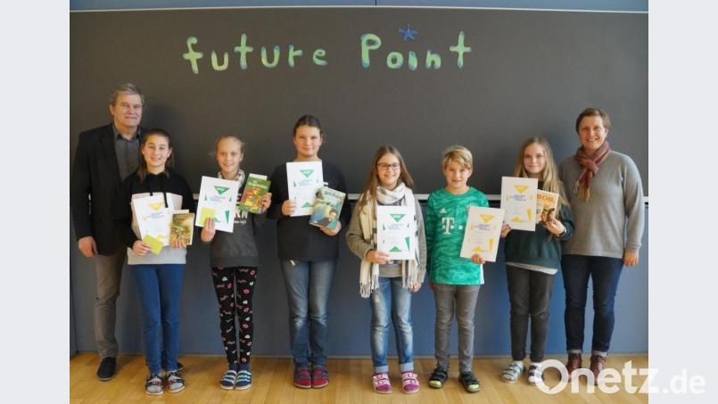 Rektor Werner Winderl (links) sowie die Lehrkräfte Astrid Senft (rechts) und Veronika Mühlbauer (nicht im Bild) freuten sich über die hervorragenden Leseleistungen der Schüler und gratulierten. Bild: weu