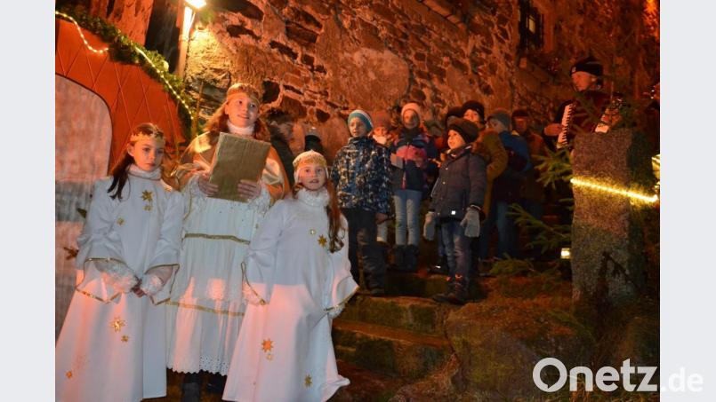 Erstmals singen gemeinsam das Christkind mit seinen Engeln und der Treswitzer Kinderchor vor der Bescherung zwei Adventslieder zur Einstimmung. Bild: gi
