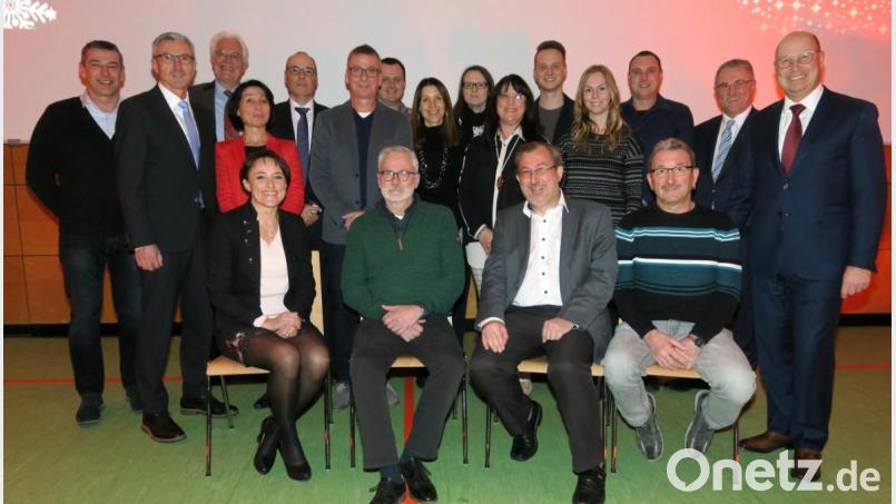 Vorstandschef Johannes Heckmann (rechts) und Betriebsratsvorsitzender Andreas Böhm (links) zeichneten langjährige Mitarbeiter der Nabaltec AG aus. Am längsten dabei sind Regina Glaser, Roland Splittberger, Jürgen Prommersberger und Johann Fleischmann (sitzend von links). Bild: Hirsch