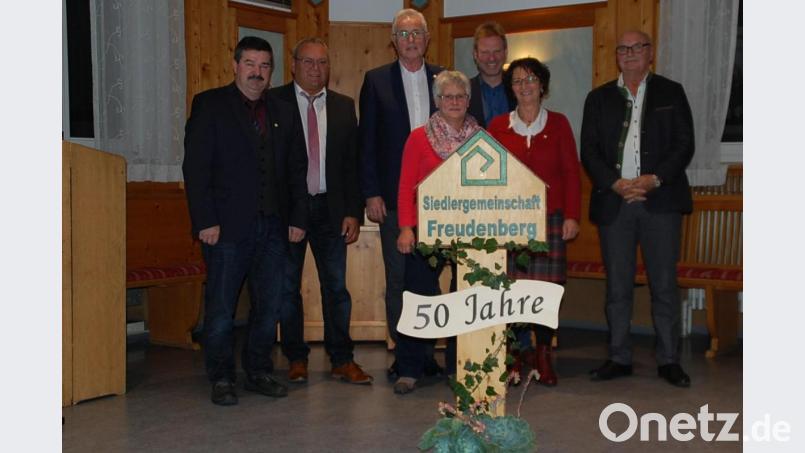 Bei der Ehrung (von links): stellvertretender Bezirksvorsitzender Helmut Grünbauer, Vorsitzender Berthold Ries, Karl Schurz, Gitte Freundorfer, Bürgermeister Alwin Märkl, Anne Jakubowicz, stellvertretender Kreisvorsitzender Hans Luber. Bild: exb