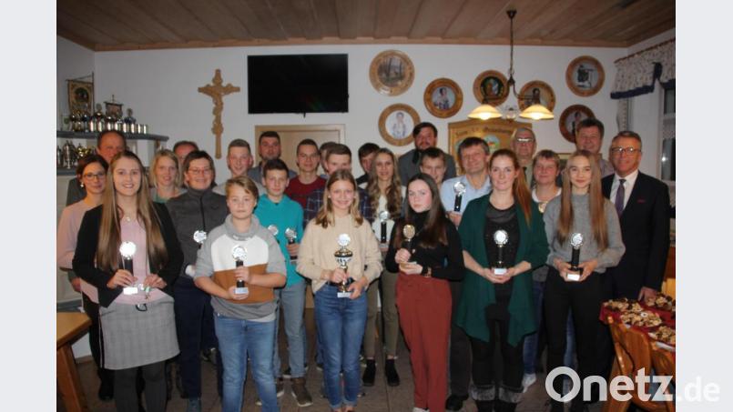 Die neuen Vereinsmeister und Pokalgewinner auf einem Bild, gemeinsam mit Bürgermeister Franz Stahl und den Verantwortlichen der &quot;Hubertus-Schützen&quot;. Bild: kro