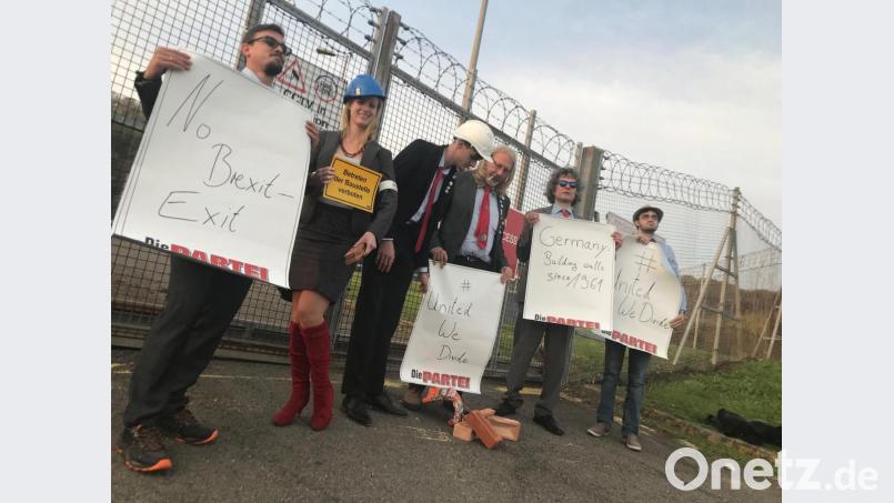Weiter als vor das Sperrgebiet am Eurotunnel sind sie nicht gekommen: Marco Kellner vom Tirschenreuther Kreisverband „Die Partei“ mit seinen Kollegen Melody Bayer und Felix Hornberger (von links). Archivbild: Kellner