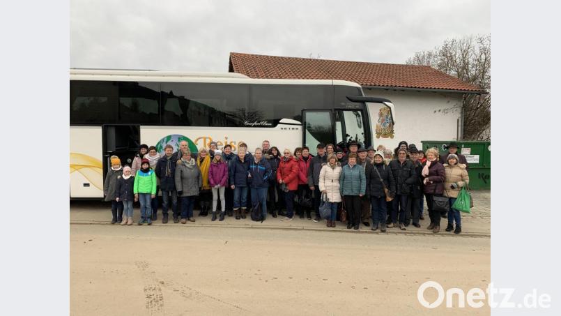 Die Teilnehmer am Tagesausflug des &quot;Haidnaabtaler&quot;-Trachtenvereins freuen sich schon auf den Adventsmarkt im Trachtenkulturzentrum Holzhausen. Bild: bjp