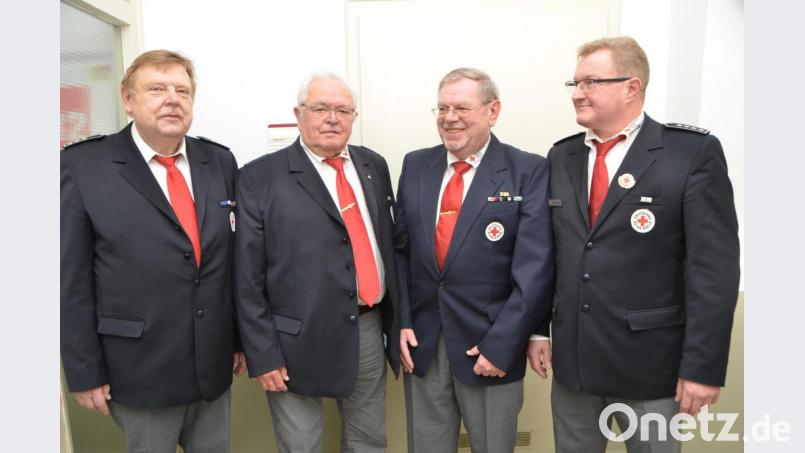 Bereitschaftsleiter Stephan Kraus (rechts) und Stellvertreter Josef Solfrank (links) verabschiedeten Josef Schuller (Zweiter von links) und Gerhard Dobmayer (Zweiter von rechts) mit der goldenen Ehrenplakette aus dem Blutspendeteam. Jahrzehntelang konnten sich das BRK auf die beiden Mitstreiter verlassen. Bild: dob