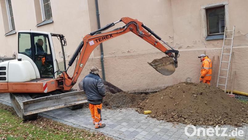 Die gemeindlichen Arbeit bei der Freilegung der Kirchenfundamente und Feststellung deren Tiefe. Bild: gi