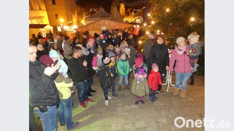 Eine große Kinderschar wartet beim Christbaum auf den Nikolaus. Bild: rn