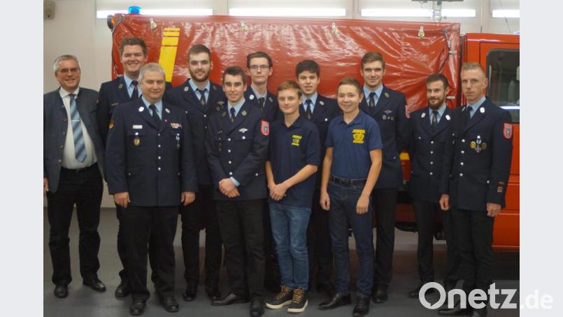 Die Jugendtruppe hat viele Lehrgänge absolviert. Dazu gratulierten Bürgermeister Richard Tischler (links), Jugendwart Johannes Wildenauer und KBM Günther Ponnath und Erster Kommandant Hans-Jürgen Schlosser und zweiter Kommandant Johannes Schmid (rechts). Bild: slh