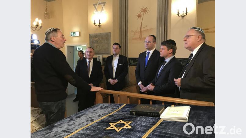 Werner Friedmann (links) umreißt stichpunktartig die Geschichte der Jüdischen Gemeinde in Weiden. Mit dabei: (von links) Gemeindevorsitzender Leonid Shaulov, CSU-Kreischef Stephan Gollwitzer, Finanzminister Albert Füracker, OB-Kandidat Benjamin Zeitler und Bürgermeister Lothar Höher. Bild: eig