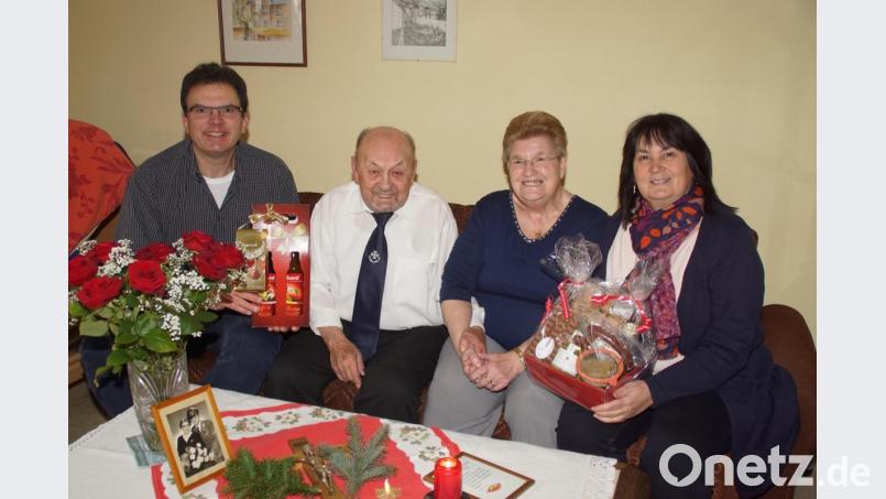 Zur Diamant-Hochzeit von Elke und Rudolf Beck gratulierte Pfarrer Wolfgang Dietz für die Pfarrei. Bürgermeisterin Birgit Höcherl überbrachte die Glückwünsche der Stadt. Bild: mmj