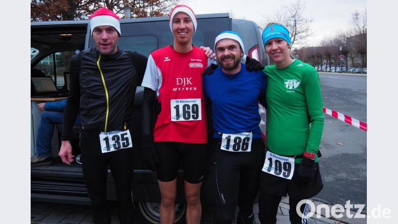 Die Bestplatzierten im Nikolauslauf des TB Weiden: (von links)
Rainer Hecht (Dritter) Swen Arnold (Zweiter)
Markus Legat (Erster) und Karina Maier (Schnellste Frau). Bild: Bühner