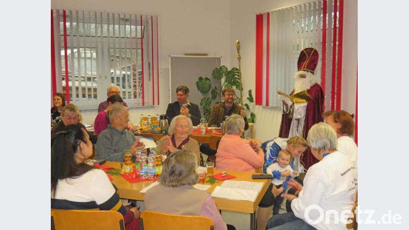 Hohen Besuch haben die Senioren der BRK-Pflege bei ihrer Adventsfeier: Neben dem Nikolaus sind auch Bürgermeister Wolfgang Haberberger (Zweiter von rechts) und der BRK-Kreisgeschäftsführer Sandro Galitzendörfer (Dritter von rechts) ins Café Zeitlos gekommen. Bild: ow