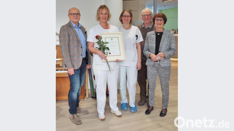 Oberärtin Dr. Gudrun Weber (mit Urkunde) ist die neue Aromatherapeutin in der
Palliativstation in Weiden. Bei der Vorstellung mit dabei (von links) sind 
Pflegedirektor Thomas Baldauf, Palliativstation-Leiterin Dr. Stephanie Kuchlbauer,
Dr. Ehrenfried Lachmann und Waltraud Koller-Girke vom Förderverein für Schwerkranke. Bild: Bühner
