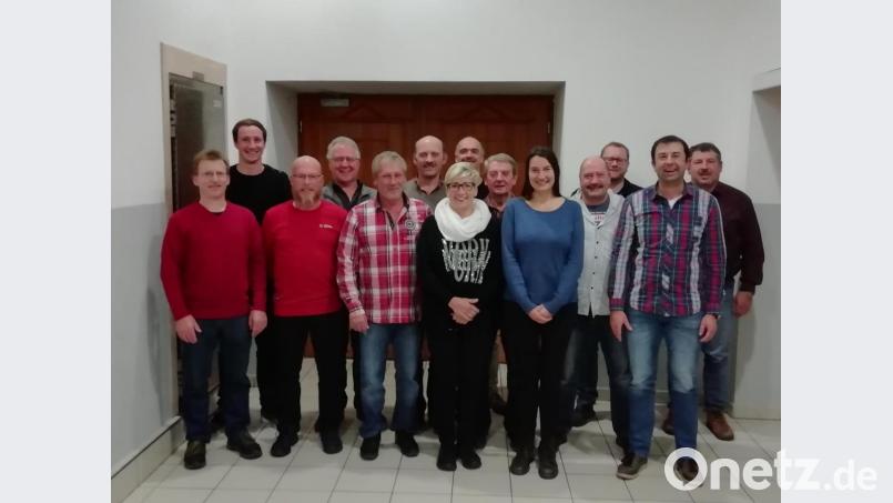 Die CWU nominierte ihre Kandidaten für den Stadtrat (von links): Norbert Schwendner, Thomas Ott, Franz Schwendner, Josef Meier, Gerhard Schmidbauer, Clemens Schadl, Birgit Schmidbauer, Markus Obermeier, Josef Werner, Theresia Nickl-Obermeier, Thomas Hackenberg, Matthias Simon, Manfred Birner und Theo Zollitsch. Bild: ads