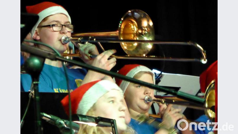 Die „Youngsters“ geben Gas und begeistern die Zuhörer in der Stadthalle. Bild: Schönberger, Ferdinand [fsb]