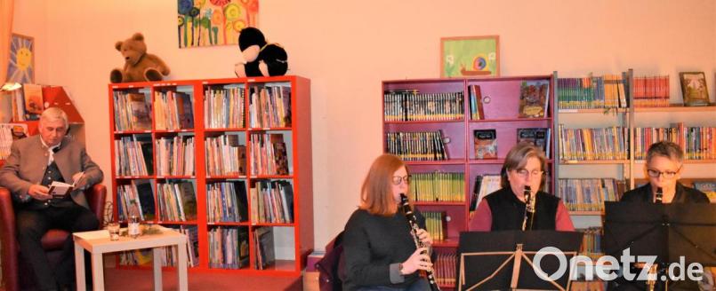 Peter Keck aus Amberg liest in der Stadtbücherei "St. Michael" aus seinem Buch "Oberpfälzer Weihnachtsgeschichten". Dazu spielt das Klarinetten-Trio. Bild: rgr