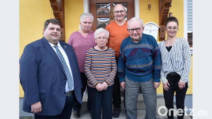 Glückwünsche zum 80. Geburtstag (von links): Bürgermeister Dieter Dehling, Tochter Monika, Jubilarin Barbara Sellner, Sohn Franz, Ehemann Franz und Enkelin Vanessa. Bild: no