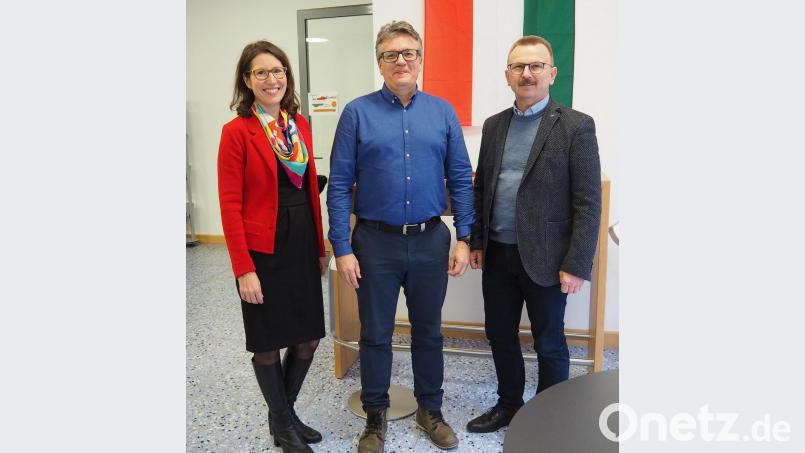 Gastprofessor aus Ungarn Enre Horváth zusammen mit OTH-Professorin Denise Fischer
und OTH-Vizepräsident Ulrich Müller. Bild: Bühner