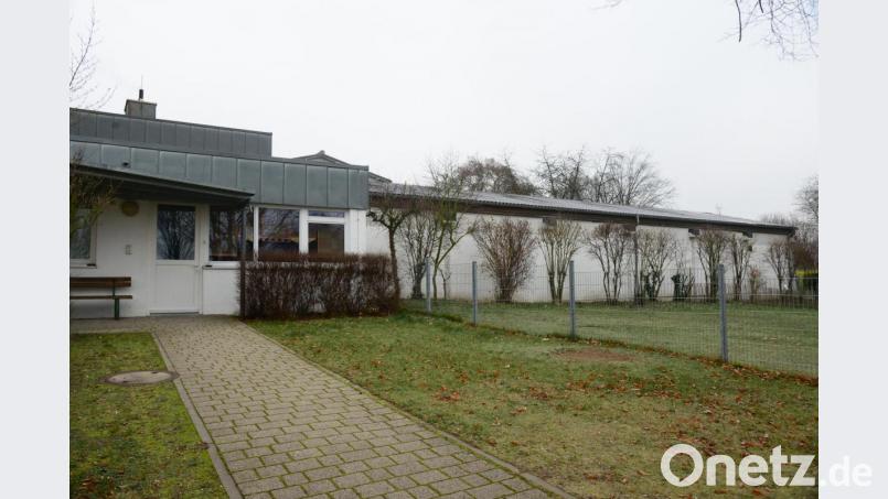 Die Kegelbahn soll nach Vorstellungen von Bürgermeister Michael Bauer abgerissen werden, um Platz für die neue Kinderkrippe zu schaffen. Das Kegelstüberl (links mit Fenstern) soll erhalten bleiben. Bild: bey
