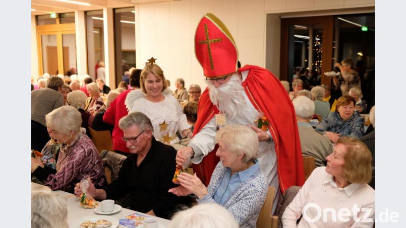 Über 150 Senioren wurden durch den Heiligen Nikolaus und seinen Engel mit einem kleinen Geschenk bedacht. Dass es dabei nicht auf Größe und Wert der liebevoll zusammengestellten Gaben angekommen ist, war an den dankbaren Gesichtern der Beschenkten abzulesen. Bild: mab