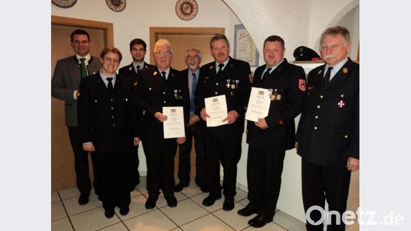 Für 40 Jahre Aktivität in der Feuerwehr erhielten sie Urkunden: Johann Wifling (Dritter von rechts), Peter Geiger (links daneben), Christian Geiger (rechts). Urkunden und Abzeichen verteilten (von links) Landrat Thomas Ebeling, Doris Graf-Eichhammer, Bürgermeister Manfred Rodde und Kreisbrandrat Robert Heinfling. Bild: ksi