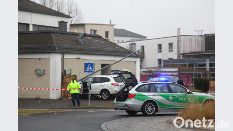 Der tödliche Unfall, bei dem ein Autofahrer zwei Fußgänger erfasst hat und anschließend mit seinem Fahrzeug in den Fernsehsender OTV gekracht ist, wird ab Dienstag im Amtsgericht verhandelt. Bild: Wolfgang Steinbacher