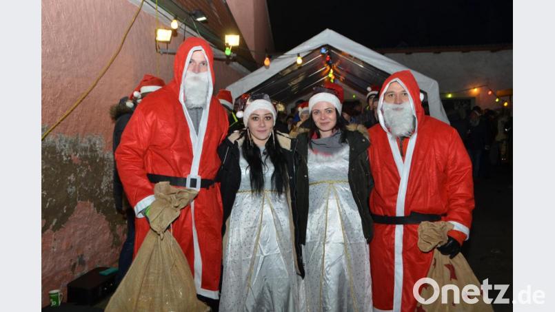 Auch Weihnachtsmänner wurden mit ihrem Gefolge in der Wittschauer Straße gesichtet. Dahinter verbergen sich Martin Hammerl und David Eidam sowie die Engel Anastasia Hickernell und Vanessa Forster. Bild: dob