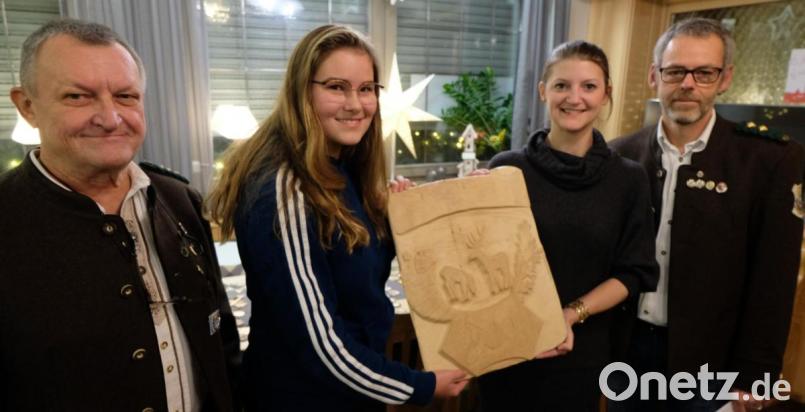 Die Überraschung war perfekt. Ilona Hunsperger überreicht der Schützengesellschaft eine holzgeschnitzte Ehrentafel. Von links: Schützenmeister Günter Drechsler, Siegerin Helena Scherm, Künstlerin Ilona Hunsperger und zweiter Schützenmeister Siegfried Kellner. Bild: le
